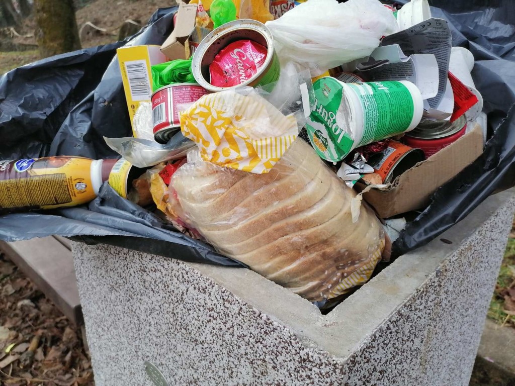Nesavjesni sugrađanin svoj kućni otpad bacio u košaricu na dječjem igralištu